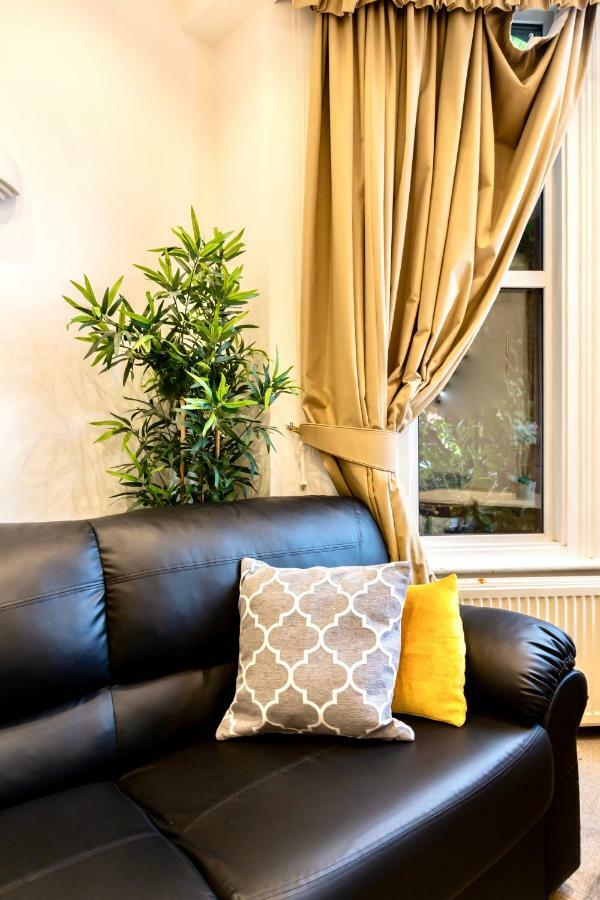 Oyo Tamtam Acton Hotel London Kültér fotó